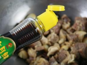 加入适量的酱油。