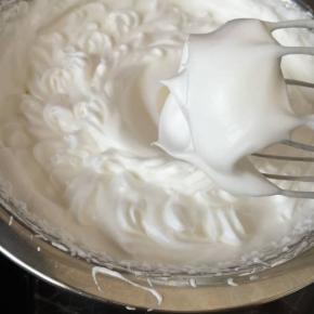 打发至硬性发泡