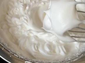 打发至硬性发泡