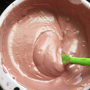 取一半蛋白和蛋糊用翻拌、切拌的手法拌匀，不能画圈圈，以免消泡 5再把剩下的蛋白和蛋糊翻拌均匀，打开烤箱，实际温度170度预热5分钟