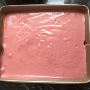 烤盘上面放一张油纸，方便取出，把拌好的蛋糊倒入烤盘里，轻轻震出气泡，放入烤箱烤30分钟