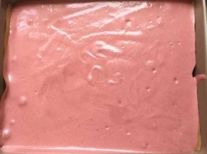 烤盘上面放一张油纸，方便取出，把拌好的蛋糊倒入烤盘里，轻轻震出气泡，放入烤箱烤30分钟