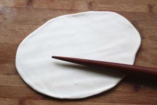 擀成片状，不用撒粉不用抹油，一点不会黏。