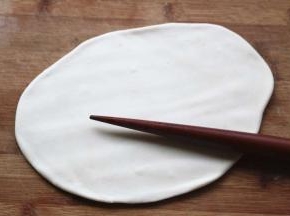 擀成片状，不用撒粉不用抹油，一点不会黏。