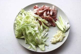 准备配菜。都切条切丝。