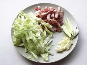 准备配菜。都切条切丝。