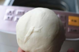 选择乌冬面功能，启动面包机，完成后得到非常细腻，延展性很好的面团。可以看到表面有细小气泡。