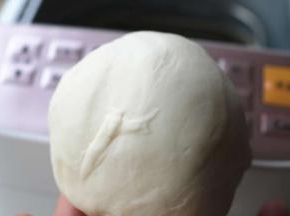 选择乌冬面功能，启动面包机，完成后得到非常细腻，延展性很好的面团。可以看到表面有细小气泡。