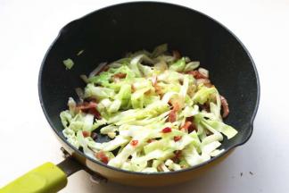 加入圆白菜翻炒变软后调味。