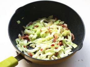 加入圆白菜翻炒变软后调味。