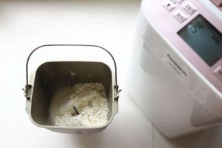 面团材料放入面包机内桶。