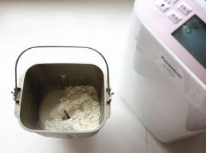 面团材料放入面包机内桶。