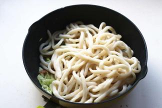 加入煮好的面条。