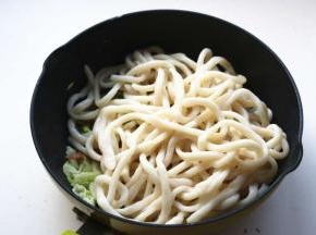 加入煮好的面条。