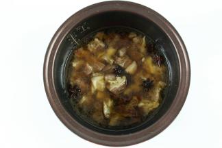 把牛腩转到电饭锅内胆中，加入适量清水，没过食材。