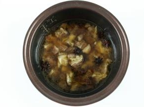 把牛腩转到电饭锅内胆中，加入适量清水，没过食材。