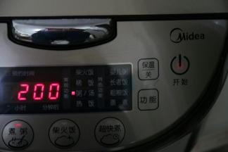 摁下电饭锅的粥/汤键，按开始启动。