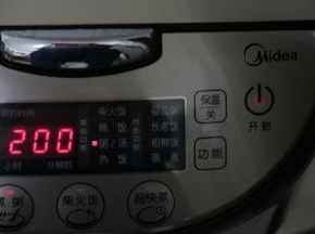 摁下电饭锅的粥/汤键，按开始启动。