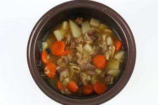 程序结束，轻轻搅拌一下，美味的萝卜土豆焖牛腩就做好了。