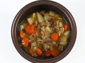 程序结束，轻轻搅拌一下，美味的萝卜土豆焖牛腩就做好了。