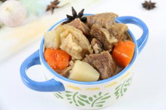 牛腩中融入土豆胡萝卜的味道，不腻，土豆、胡萝卜吸收了肉汁后也更香了。