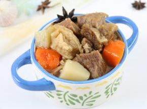 牛腩中融入土豆胡萝卜的味道，不腻，土豆、胡萝卜吸收了肉汁后也更香了。