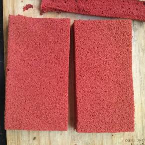 蛋糕切去不完整边边，切两半，打发淡奶油，奶油加糖打发出纹路，夏天盆底放一袋冰袋易打发