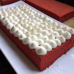 排排挤上奶油就可以了，洒些可可粉装饰一下