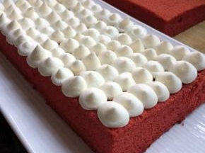 排排挤上奶油就可以了，洒些可可粉装饰一下