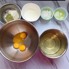 用两个干净无水无油的容器，将鸡蛋分离（忽略抺茶粉）