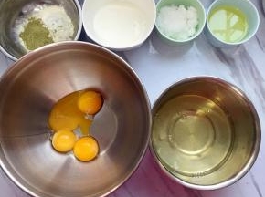 用两个干净无水无油的容器，将鸡蛋分离（忽略抺茶粉）