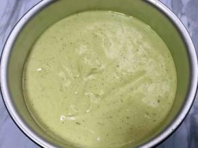 倒入模具，轻震两下，