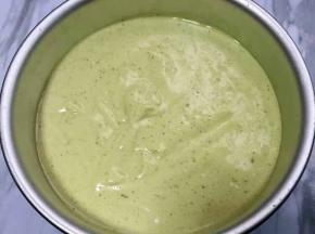 倒入模具，轻震两下，