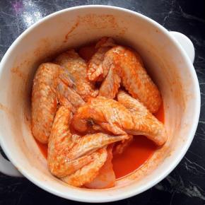 腌料兑入适量水调匀，倒入鸡翅膀，让鸡翅膀都抹匀，腌制一个晚上，头一天晚上腌制，第二天就可以做了