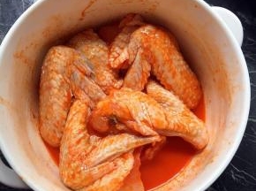 腌料兑入适量水调匀，倒入鸡翅膀，让鸡翅膀都抹匀，腌制一个晚上，头一天晚上腌制，第二天就可以做了