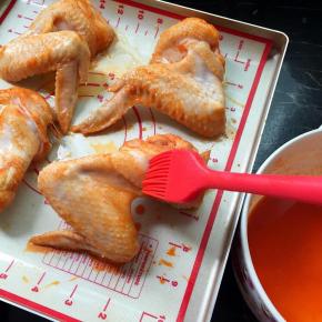 用刷子刷上剩下的腌料汁，再放入烤箱烤10分钟，再重复刷一次