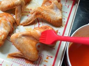 用刷子刷上剩下的腌料汁，再放入烤箱烤10分钟，再重复刷一次