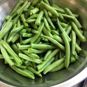 豆角切成长度差不多的小段，清洗干净，葱，蒜洗净切碎