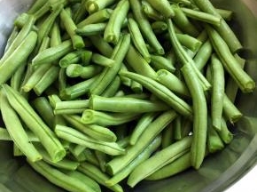 豆角切成长度差不多的小段，清洗干净，葱，蒜洗净切碎