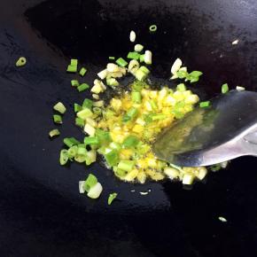 热锅倒适量油，倒入怱，蒜爆香