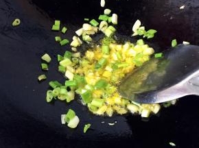 热锅倒适量油，倒入怱，蒜爆香