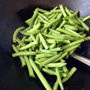 倒入豆角翻炒，煎至焦焦的好吃