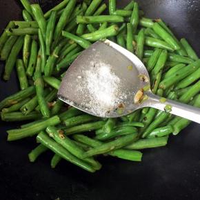 加少许水煮至断生，加盐调味即可