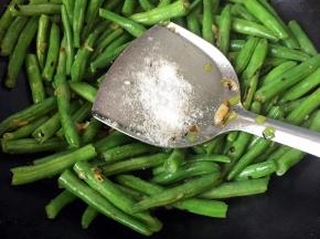 加少许水煮至断生，加盐调味即可