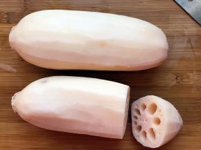 藕洗净去掉外皮，用刀在藕的一头连同藕蒂切掉两三厘米，留作盖子