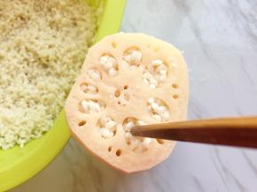 将已经泡好的糯米填入莲藕中，一边填，一边用筷子塞满