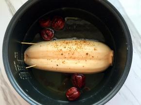 藕眼里都放入糯米后，把藕蒂盖子盖上，并用牙签固定封口。
把酿好的糯米藕放入电压力锅中，注入清水没过莲藕，在里面放入红糖，冰糖和红枣开始煮