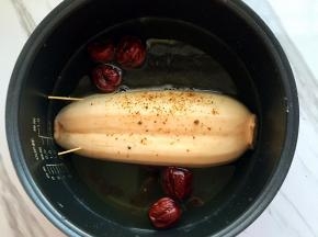 藕眼里都放入糯米后，把藕蒂盖子盖上，并用牙签固定封口。
把酿好的糯米藕放入电压力锅中，注入清水没过莲藕，在里面放入红糖，冰糖和红枣开始煮