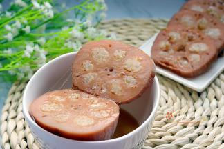 吃的时候在上面淋上糖桂花或者汤汁，味道美极了。