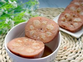 吃的时候在上面淋上糖桂花或者汤汁，味道美极了。